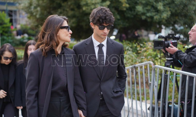 Μαρινέλλα: Συγκινημένοι στο «τελευταίο αντίο» η κόρη και τα εγγόνια της - Εικόνες