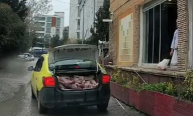 Τουρκία: Μετέφερε με ταξί 152 κιλά κρέας - Δεν έκλεινε το πορτ μπαγκάζ