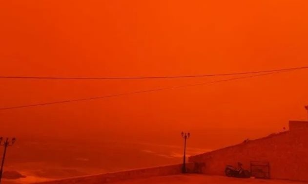 Σεληνιακές εικόνες στη Γαύδο - Κοκκίνισε ο ουρανός