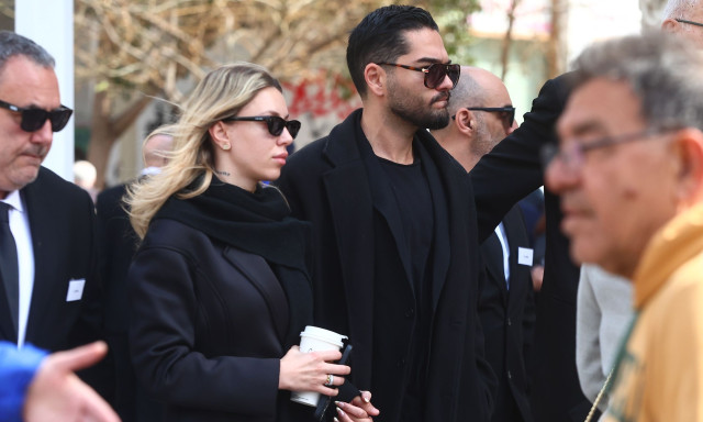 Σάλος με την Γαρυφαλλιά Καληφώνη που πήγε στην κηδεία της Μαρινέλλας με καφέ στο χέρι