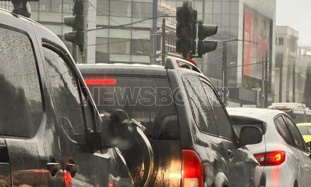 Κίνηση τώρα: Προβλήματα λόγω της κακοκαιρίας - Εκτός λειτουργίας φανάρια σε κεντρικούς δρόμους