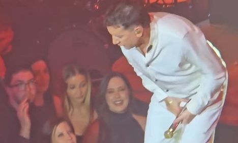 Γιώργος Μαζωνάκης: Το «ατύχημα» στην πίστα - Δίσκος με λουλούδια τον πέτυχε σε... ευαίσθητη περιοχή