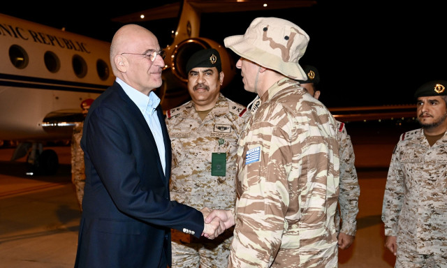 Επίσκεψη Δένδια στην ελληνική δύναμη Σαουδικής Αραβίας