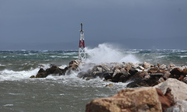 Κακοκαιρία: Αποκλεισμένη από αέρα και θάλασσα η Ρόδος λόγω των ισχυρών ανέμων