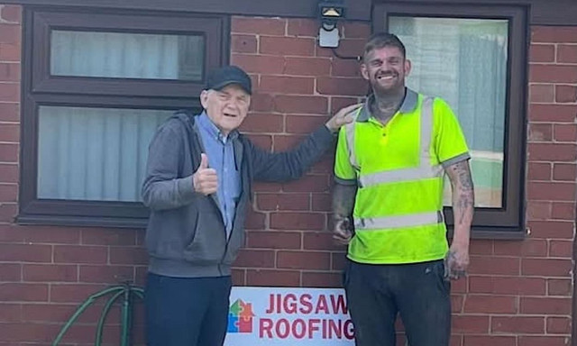 Συγκίνηση στη Βρετανία: Τεχνίτες επισκεύασαν δωρεάν τη στέγη 78χρονου χήρου που εξαπατήθηκε