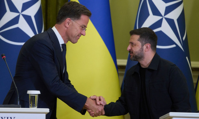 Κρίσιμες συνομιλίες μεταξύ Ζελένσκι, Ρούτε και Αμερικανών αξιωματούχων – Στο τραπέζι εκεχειρία