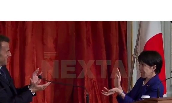 Μία ασυνήθιστη στιγμή: Μακρόν - Τακαΐτσι με πόζα Kamehameha από το Dragon Ball