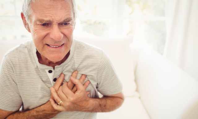 Αυξημένος κίνδυνος για καρδιακά και εγκεφαλικό αν κοιμάστε έτσι στην μέση ηλικία