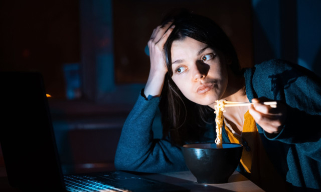 Πότε να τρώτε βραδινό για καλύτερη υγεία του εγκεφάλου, σύμφωνα με διαιτολόγους