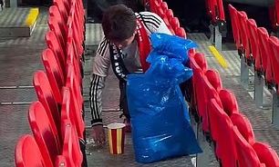 Μαθήματα οπαδικής συμπεριφοράς από Ιάπωνες στο Γουέμπλεϊ - Νίκησαν και καθάρισαν το γήπεδο