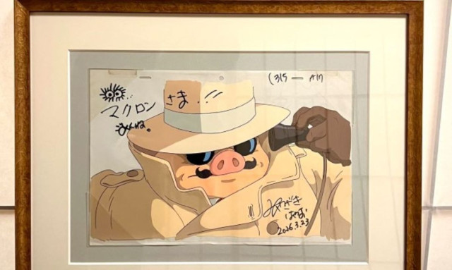 Μακρόν: Το δώρο που έλαβε από διάσημο δημιουργό άνιμε – Ο υπαινιγμός για Τραμπ και πόλεμο στο Ιράν