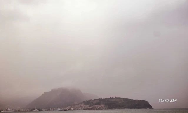 Κακοκαιρία «Erminio»: Κρύφτηκε από την ομίχλη το Παλαμήδι στο Ναύπλιο