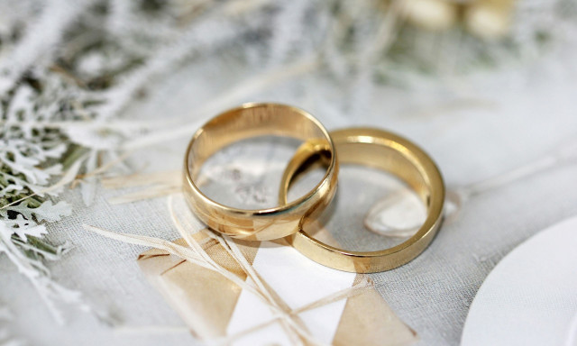 Σκηνές τρόμου σε γαμήλιο γλέντι στο Μενίδι: Ξυλοκόπησαν καλεσμένο και τον έσυραν στην πίστα - Βίντεο