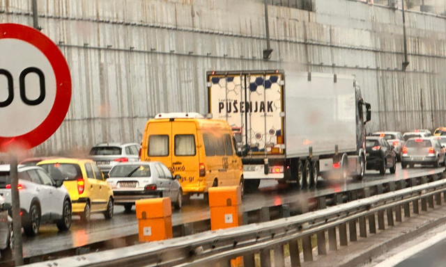 Κίνηση: Μποτιλιάρισμα υπό βροχή στον Κηφισό - Ποιοι δρόμοι είναι στο «κόκκινο»