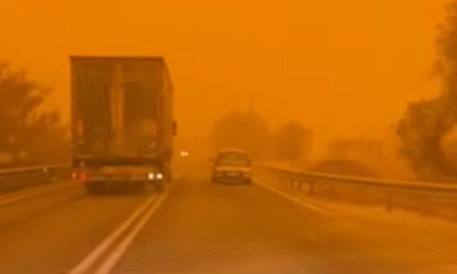 Τρόμος στον ΒΟΑΚ: Νταλίκα προσπερνά στα τυφλά μέσα στη σκόνη