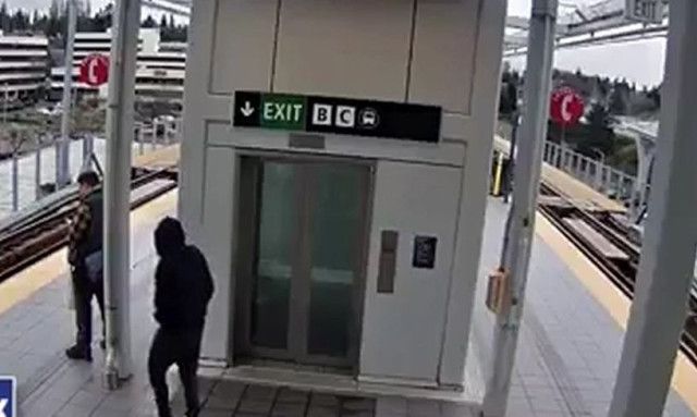 Τρομακτική στιγμή: Σπρώχνει ανυποψίαστο επιβάτη στην αποβάθρα την ώρα που πλησιάζει το τρένο