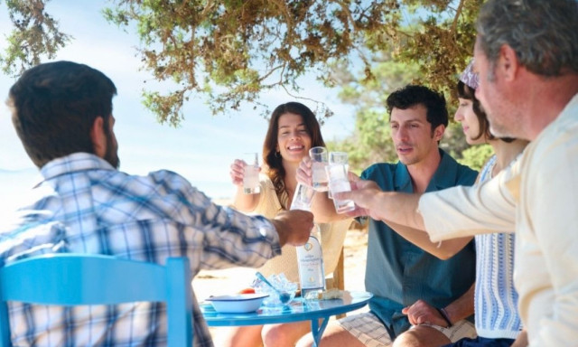 Ακολουθώντας τον ήλιο, το Πάσχα φέτος μας βρίσκει δίπλα στη θάλασσα
