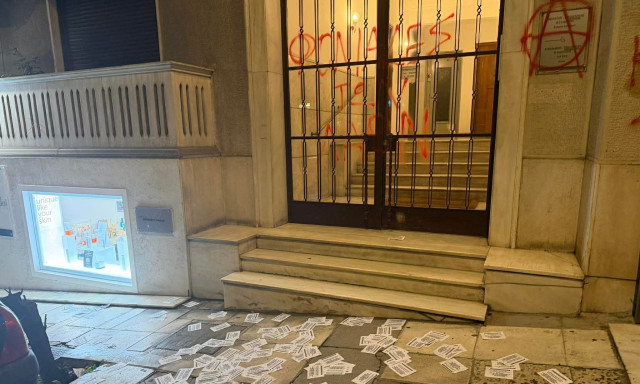 Επίθεση αναρχικών με τρικάκια και σπρέι στο γραφείο του Γιώργου Γεραπετρίτη στην Αθήνα – Εικόνες