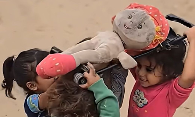 Βίντεο – «γροθιά» στο στομάχι: Παιδιά στη Γάζα παίζουν με κούκλα αναπαριστώντας σκηνές κηδείας