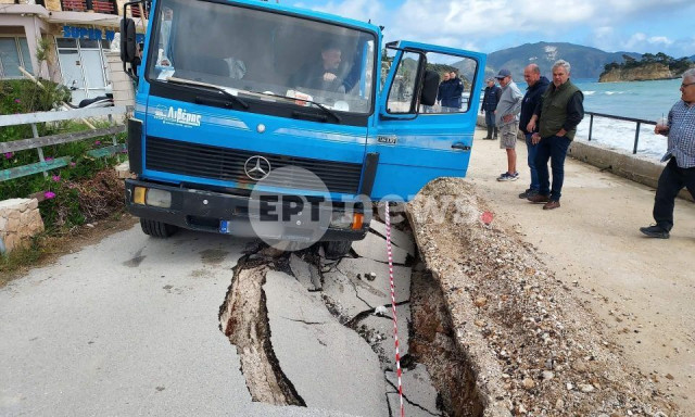 Ζάκυνθος: Άνοιξε ο δρόμος και «κατάπιε» φορτηγό στον Άγιο Σώστη