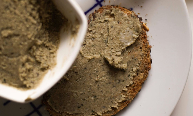 Το superfood της Σαρακοστής: Τα 8 πολύτιμα οφέλη που προσφέρει το ταχίνι στον οργανισμό