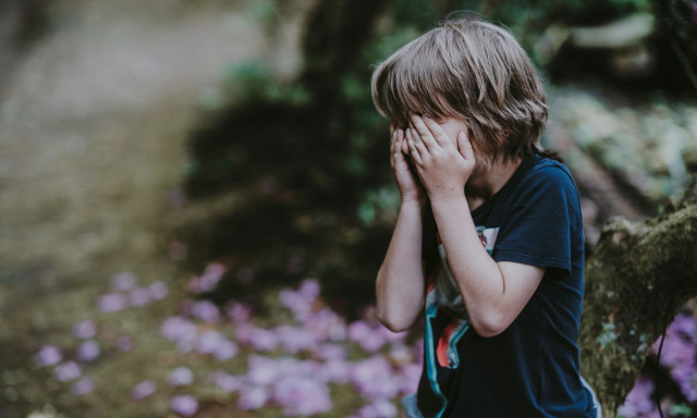 Βόλος: Γονείς χτυπούσαν με μαστίγιο τα 2 παιδιά τους και έφτυναν στο φαγητό τους