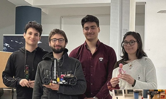 Έλληνες φοιτητές δημιούργησαν ρομπότ σε… ρόδες που αποφεύγει εμπόδια και παρκάρει μόνο του