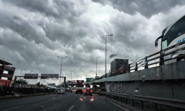 Φορτηγό φλέγεται στη μέση της λεωφόρου Κηφισού - Μποτιλιάρισμα στο σημείο