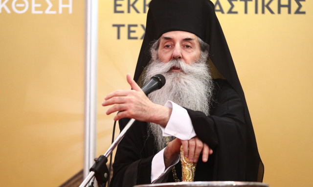 Μητροπολίτης Πειραιώς: Το Άγιο Φως δεν καίει όταν εξέρχεται του Παναγίου Τάφου