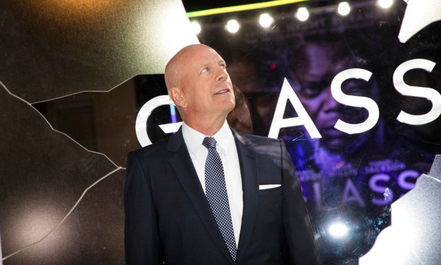 Σπάνια δημόσια έξοδος του Μπρους Γουίλις στο Λος Άντζελες ενώ παλεύει με την άνοια