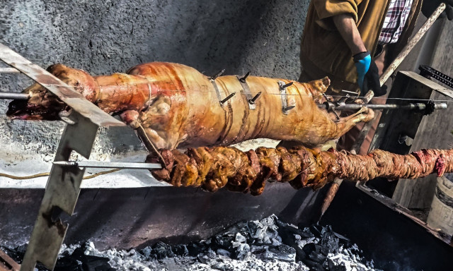 Ψήσιμο οβελία: Ο απόλυτος οδηγός για τη σούβλα - Πώς θα δέσετε και θα ψήσετε το αρνί