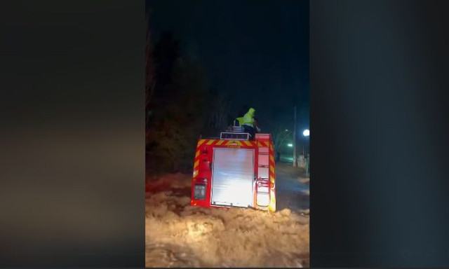 Κακοκαιρία Erminio: Πυροσβεστικό όχημα εγκλωβίστηκε σε χείμαρρο στη Σταμάτα – Συγκλονιστικό βίντεο
