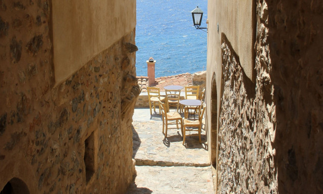 Πασχαλινή απόδραση στα μαγευτικά σοκάκια της Μονεμβασιάς – Αρώματα και θέα που «κόβουν» την ανάσα