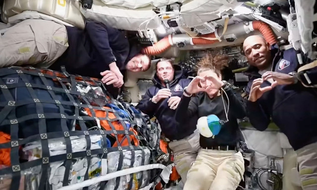 Artemis II - Δέος στο διάστημα: Το πλήρωμα απολαμβάνει την θέα της γης που κόβει την ανάσα