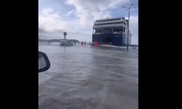 Τήνος: Θάλασσα και λιμάνι.. έγιναν ένα - Βίντεο
