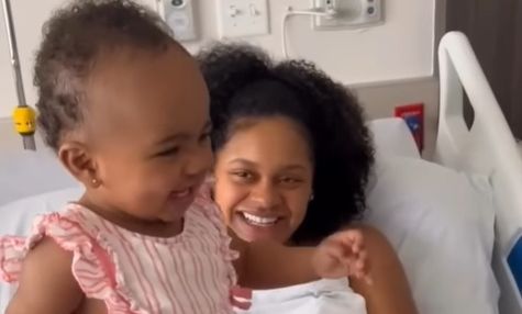 Κοριτσάκι βλέπει για πρώτη φορά το νεογέννητο αδερφάκι της και η αντίδρασή της «λιώνει» καρδιές