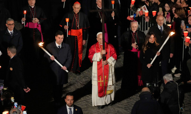 Ο πάπας Λέων σήκωσε τον Σταυρό τη Μεγάλη Παρασκευή των Καθολικών: «Θα λογοδοτήσετε ενώπιον του Θεού»