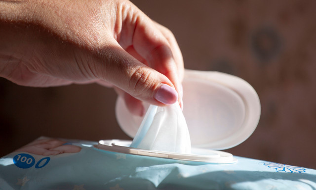 Χημικές ουσίες σε απολυμαντικά σπρέι και μαντηλάκια είναι 100 φορές πιο τοξικές όταν εισπνέονται