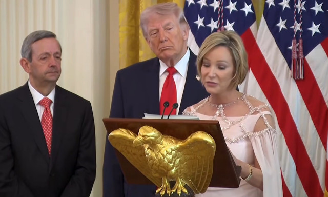 ΗΠΑ: Πνευματική σύμβουλoς του Τραμπ τον παρομοίασε με τον Ιησού σε εκδήλωση στον Λευκό Οίκο