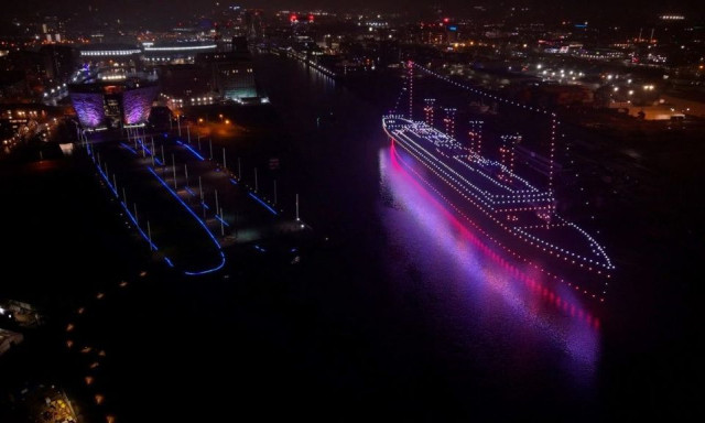 Φόρος τιμής στον Τιτανικό: 950 drones προσομοίωσαν τον απόπλου από το λιμάνι του Μπέλφαστ