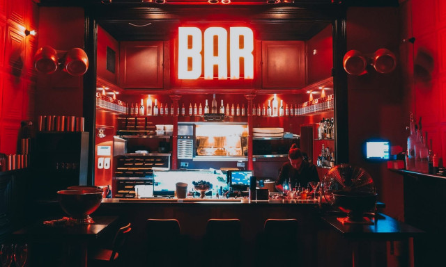 Πάτρα: 25χρονη «άδειασε» την τσάντα νεαρής κοπέλας σε μπαρ - Της πήρε χρήματα και κοσμήματα