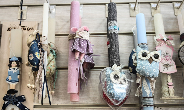 Πάσχα για λίγους: Ένα μεροκάματο η λαμπάδα για τους χαμηλόμισθους