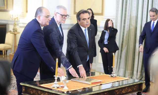 Η ορκωμοσία των νέων υπουργών στο Προεδρικό Μέγαρο