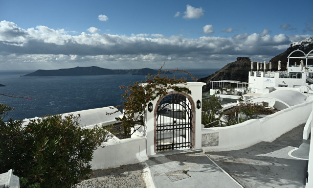 Σαντορίνη: Θα εγκατασταθεί πλατφόρμα που θα κινείται στον ρυθμό των Ρίχτερ