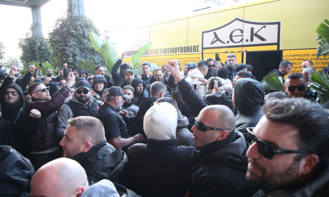 Ολυμπιακός – ΑΕΚ: Ο κόσμος αποθέωσε Νίκολιτς και παίκτες | Συνόδευσε την αποστολή μέχρι το Φάληρο