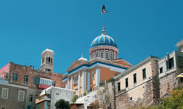 Σύρος: Το μοναδικό μέρος όπου Καθολικοί και Ορθόδοξοι γιορτάζουν μαζί το Πάσχα