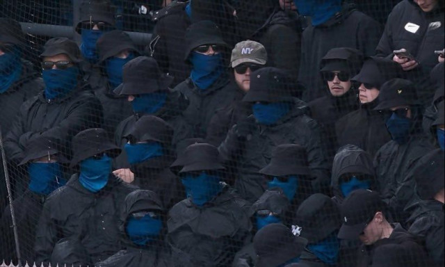 Αγώνας στην Ολλανδία καθυστέρησε 1,5 ώρα λόγω μασκοφορεμένων στην εξέδρα