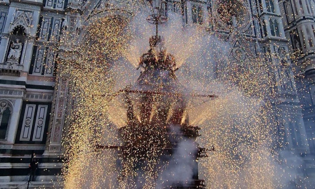 Πάσχα με ρίζες στις Σταυροφορίες στη Φλωρεντία: Το εντυπωσιακό έθιμο με την «Έκρηξη της Αμάξης»