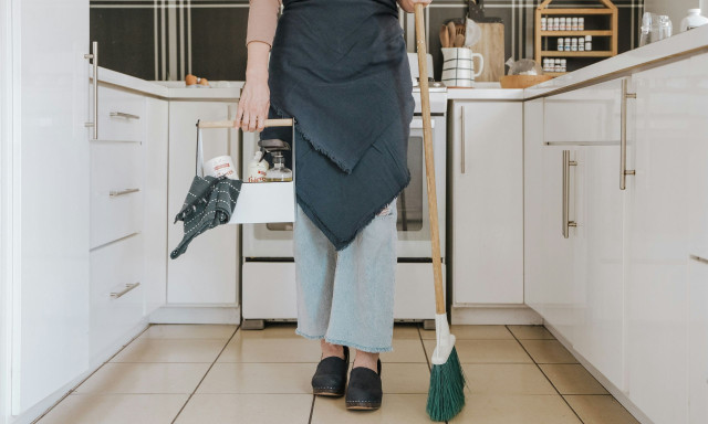 Χίος: Χειροπέδες σε οικιακή βοηθό για κακοποίηση ηλικιωμένων – Την «έκαψε» κρυφή κάμερα