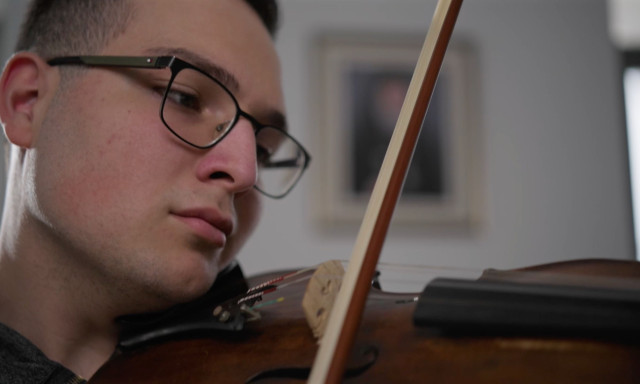 Η «ΑΠΟΣΤΟΛΗ» φωτίζει τη δύναμη της ευκαιρίας μέσα από την ιστορία του 17χρονου Θωμά